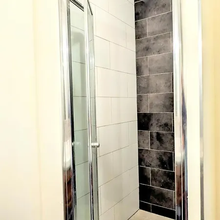 2 Conforts + Jardin + Parking Lägenhet *